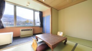 窓辺にローテーブルのある畳の部屋