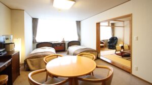畳のくつろぎスペース付き客室のツインベッド