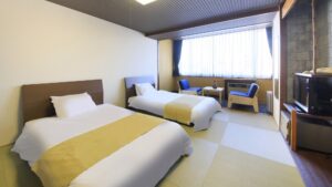 畳の客室のツインベッド