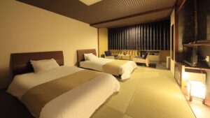 くつろぎスペース付きの畳の客室のツインベッド