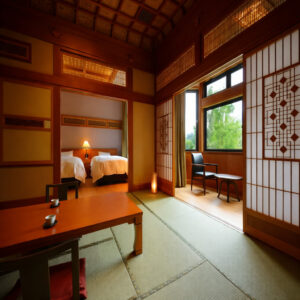 带相邻卧眠区双床的榻榻米客房