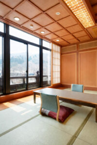 大窗边带矮桌的榻榻米休息区