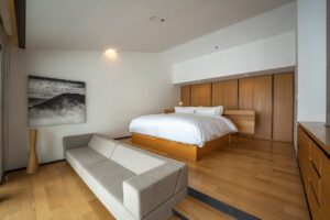 Bett und Sofa in einem minimalistischen Gästezimmer