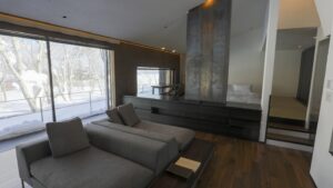 Chaiselongues in einem Gästezimmer mit Blick auf die Fenster