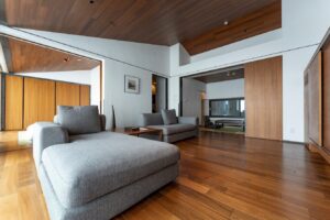 Lounge-Chaise und Sofa in einem geräumigen Gästezimmer