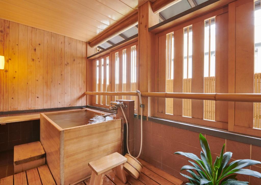 Akari Et Kaori Wooden Bath