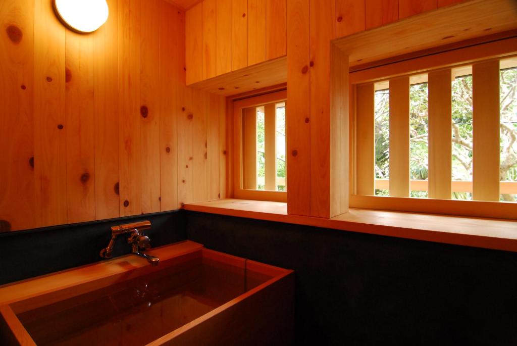 Akari Et Kaori Wooden Bath