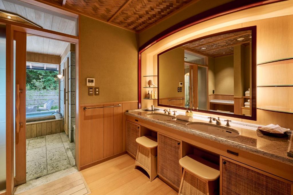 Akazawa Geihinkan Bathroom Vanity