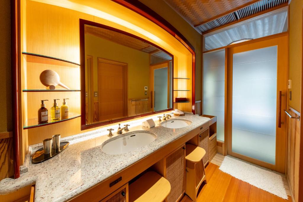 Akazawa Geihinkan Bathroom Vanity