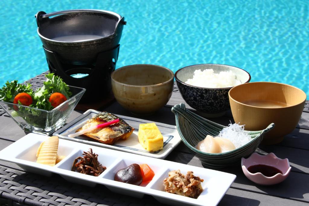 Amis Droles Japanese Breakfast Poolside