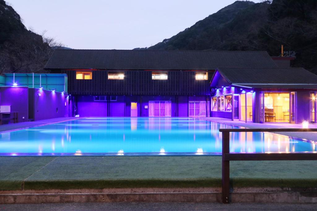 Amis Droles Ryokan Night Pool