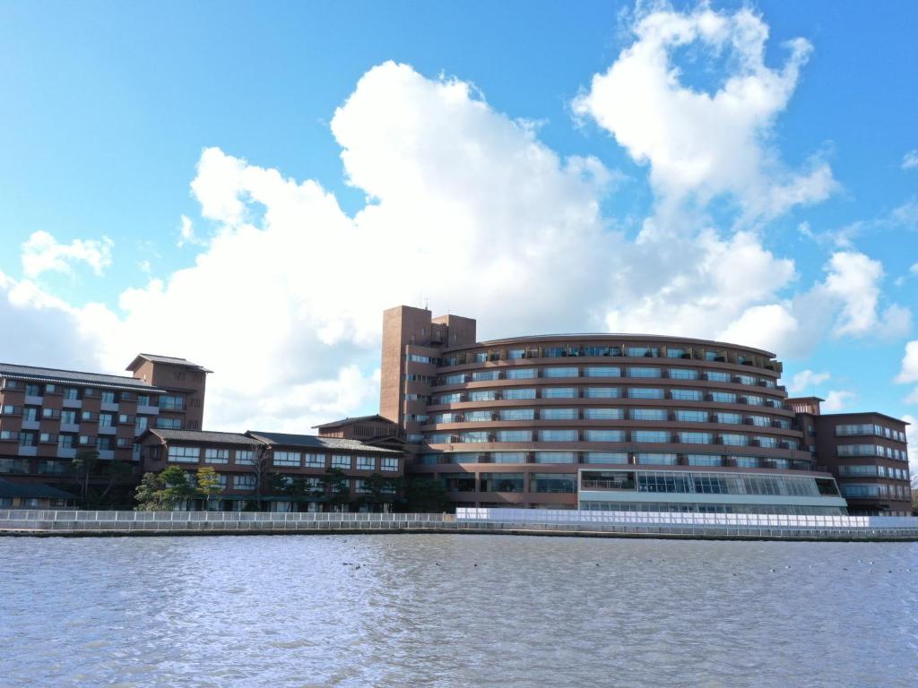 Apa Hotel Resort Kaga Katayamazu Onsen Kasuikyo Lakeside Exterior