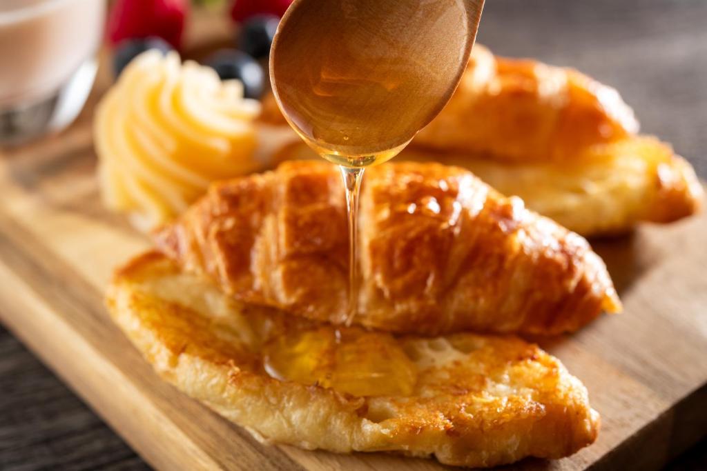 Art Hotel Narita Breakfast Croissant Honey