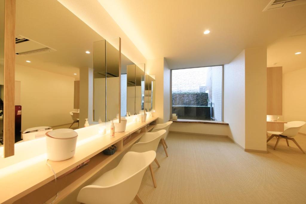 Atami Fuga Powder Room
