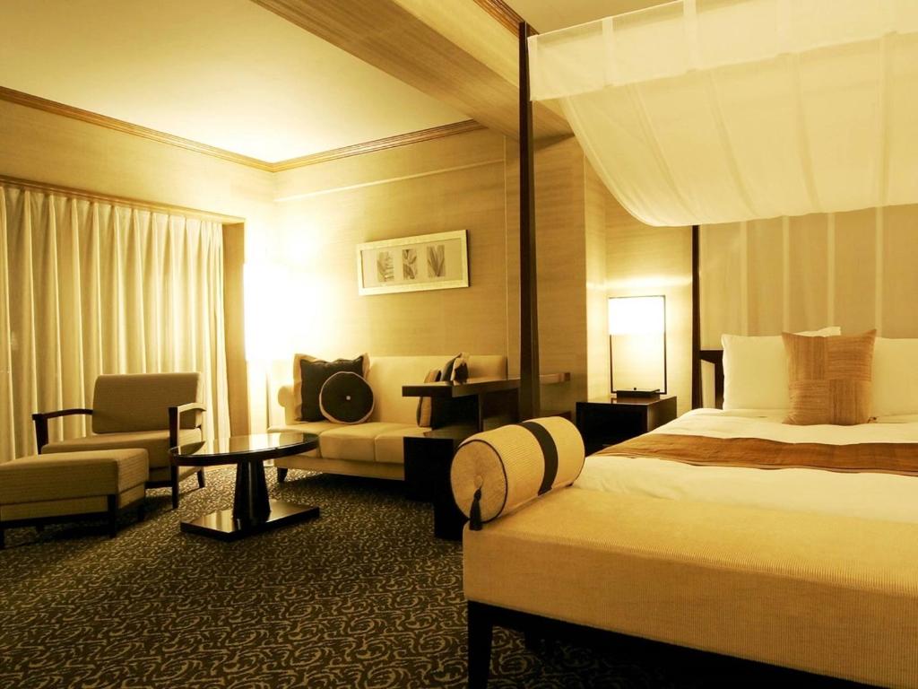 Atami Season Hotel Canopy Bed Room