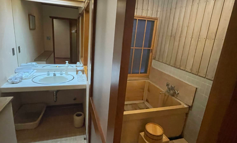 Bansuiro Fukuzumi Wooden Bathroom