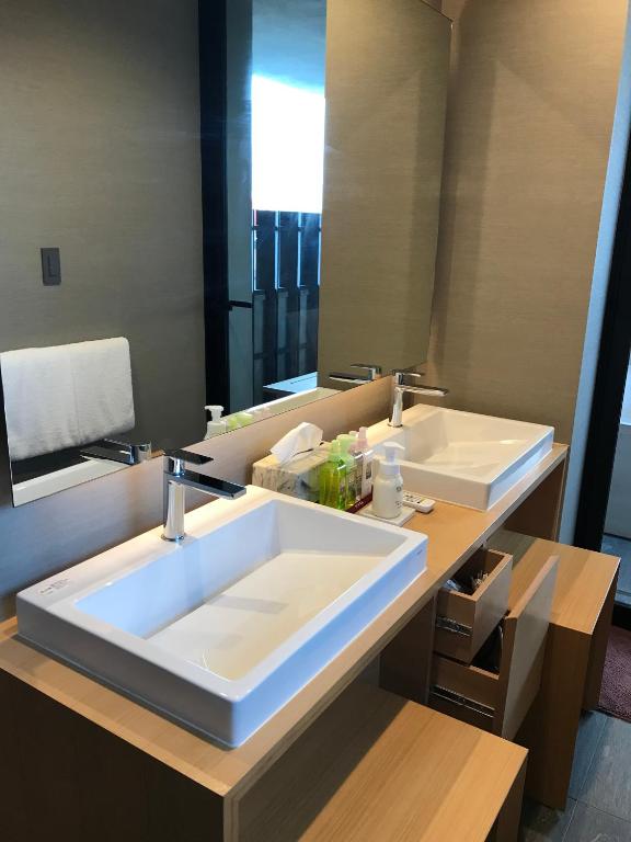 Chikurakan Double Sink Bathroom
