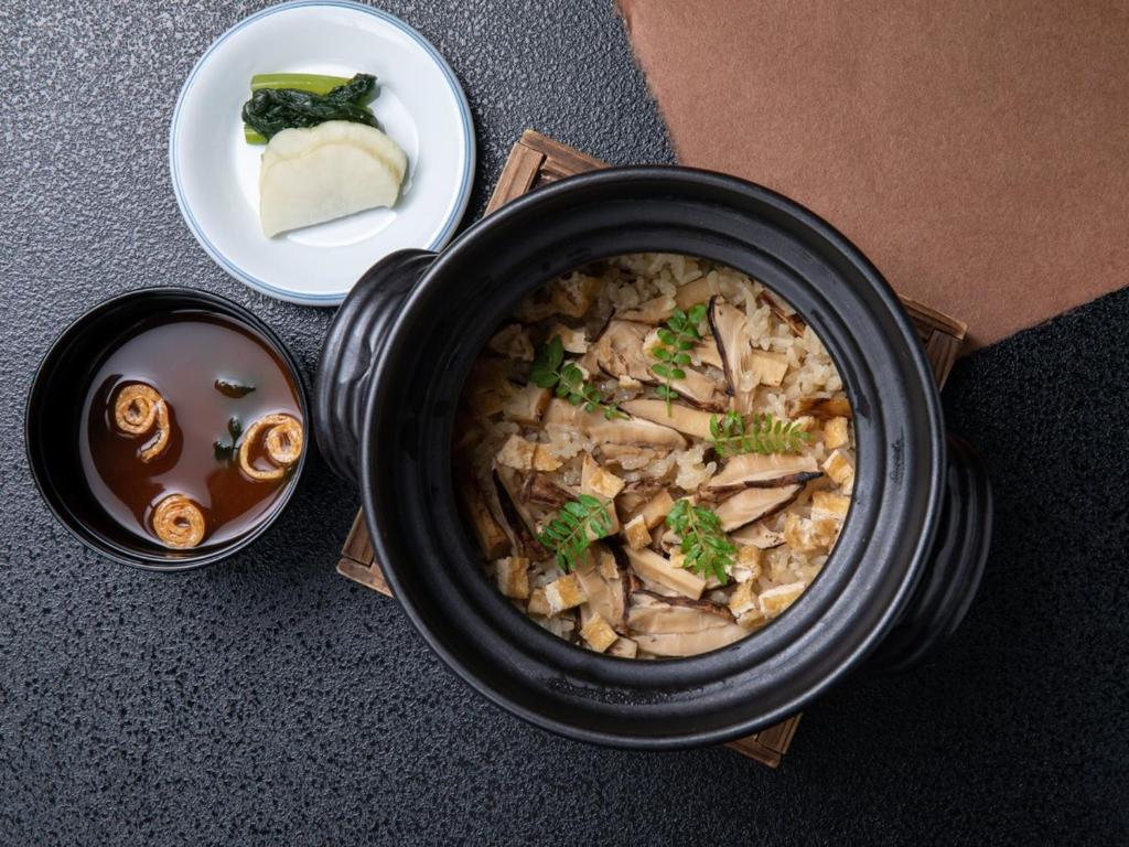 Chosenkaku Kameya Matsutake Rice Pot