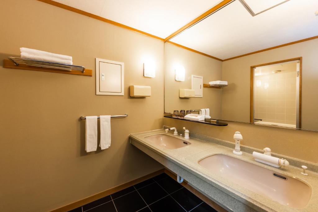 Choshi Grand Hotel Double Sink Bathroom