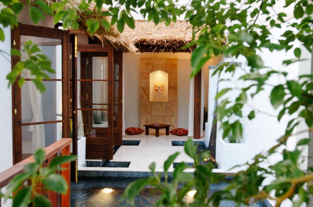 Corte Largo Izukogen Ryokan Courtyard