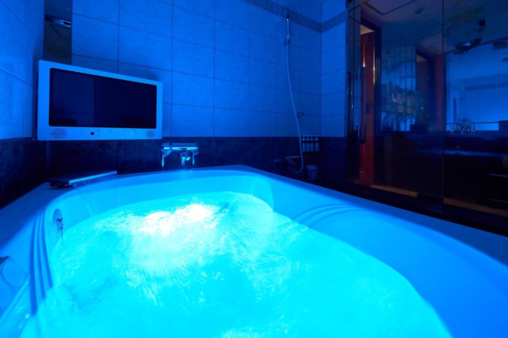 Fiesta Hayama Jetted Bathroom