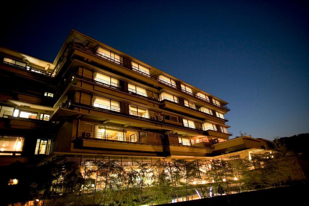 Fugaku Hanabusa Ryokan Exterior Night