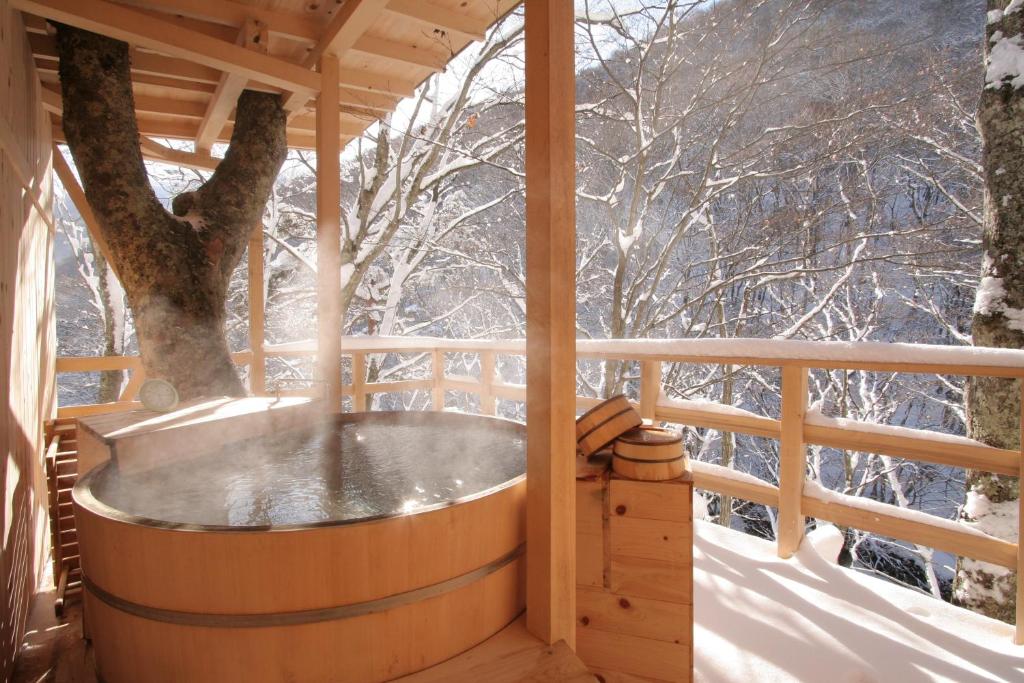 Fukeikan Open Air Onsen Snow
