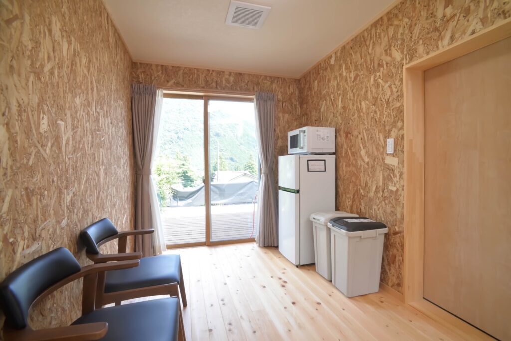 Gero Springs Lodge Wood Paneled Room