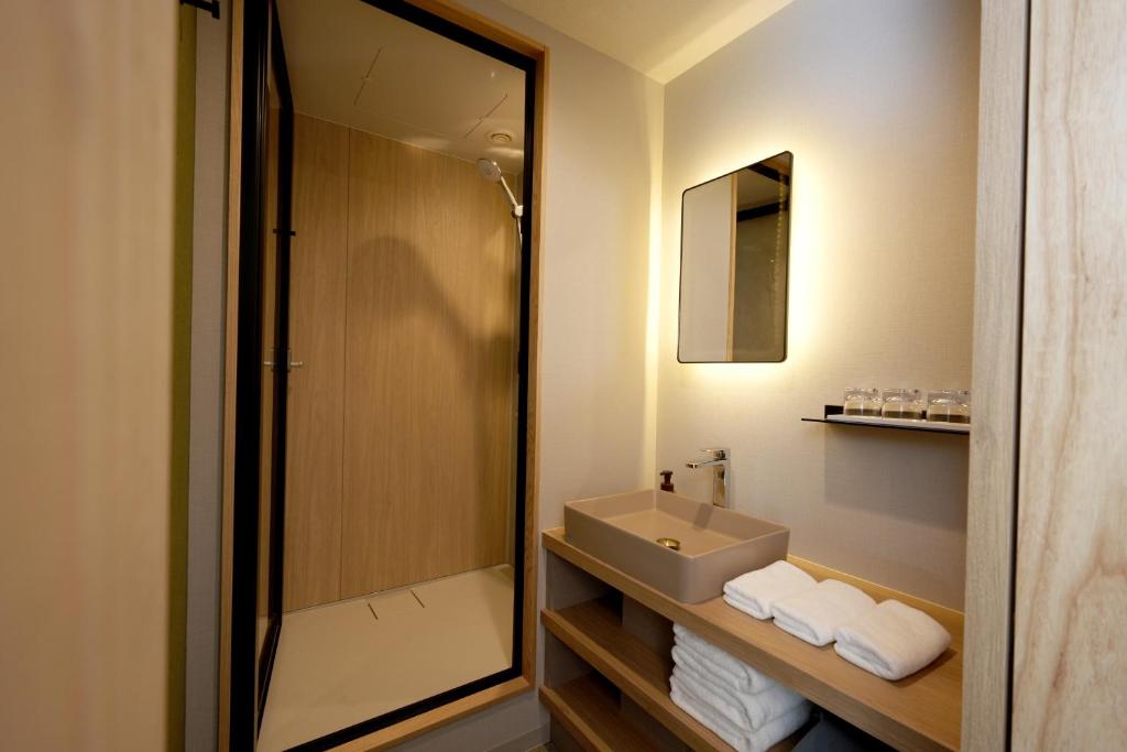 Grand Lectore Yugawara Bathroom Vanity
