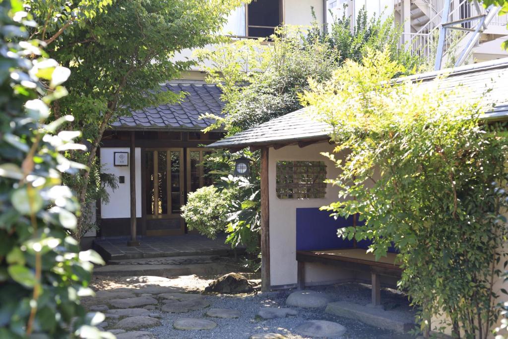 Guesthouse Riraku Entrance Garden