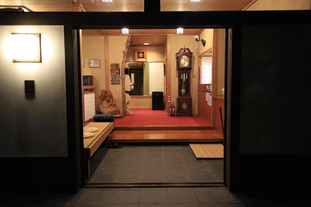 Guesthouse Riraku Ryokan Entrance