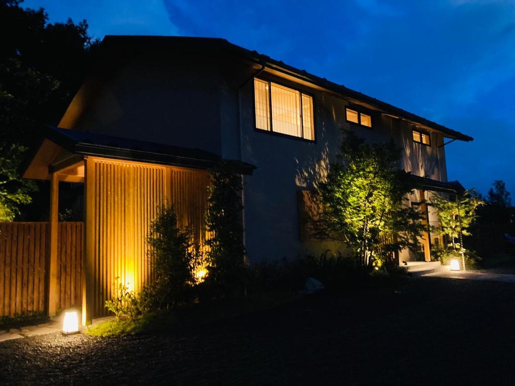 Hakkai Mokuhanakan Ryokan Exterior Night