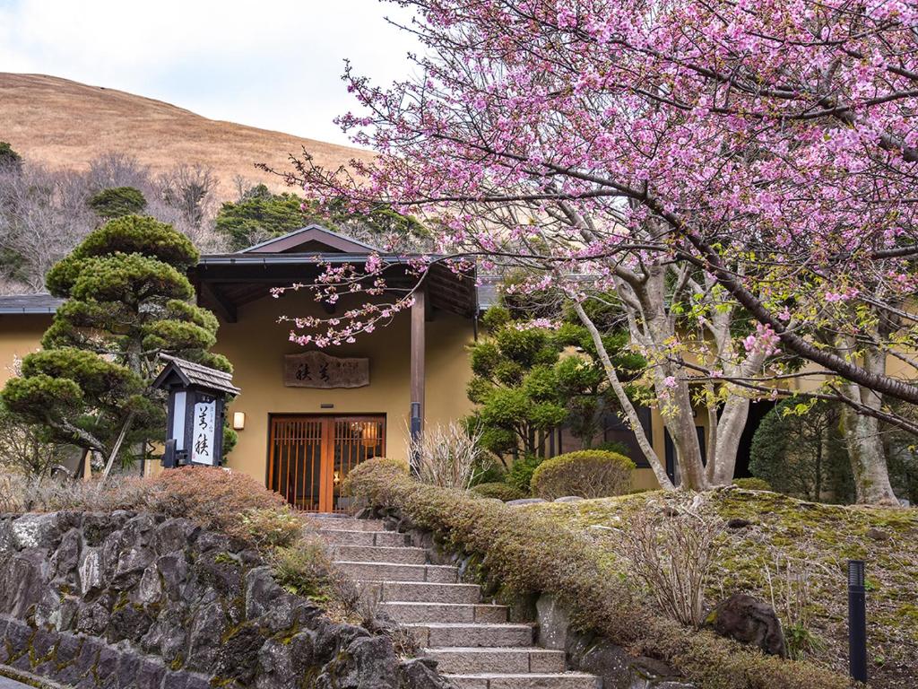 Hanare Yado Yoshizumi Ryokan Entrance Cherry Blossoms