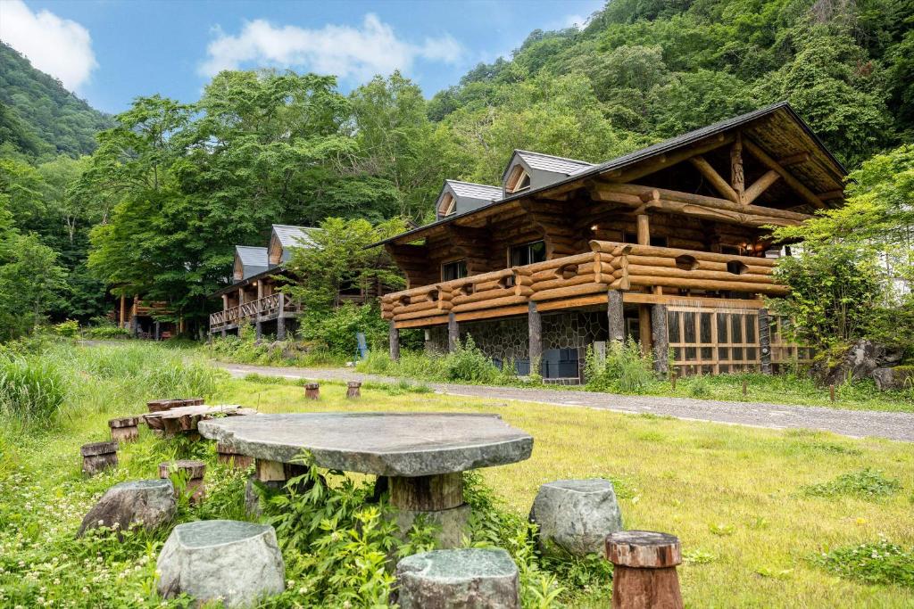 Hatcho No Yu Log Cabin Exterior
