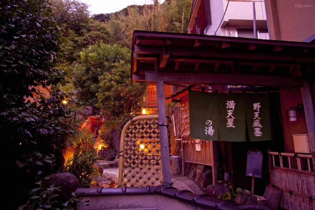 Hiina Hotel Onsen Entrance