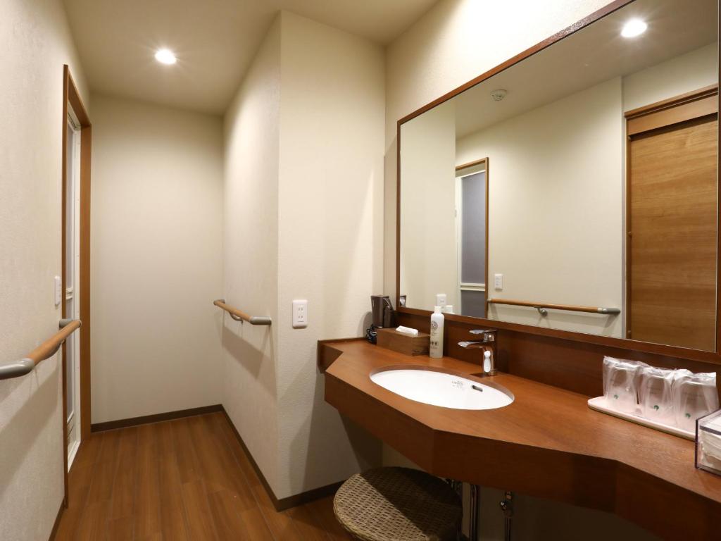 Himi Umiakari Onsen Hotel Vanity Area