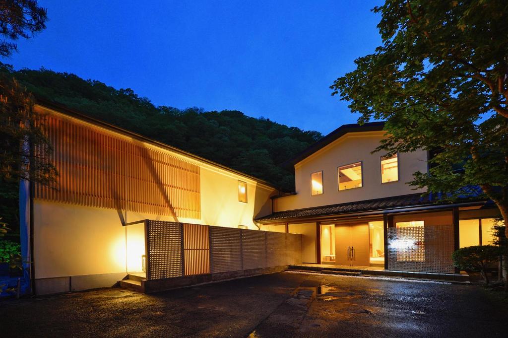 Hinatami Kan Ryokan Exterior Night