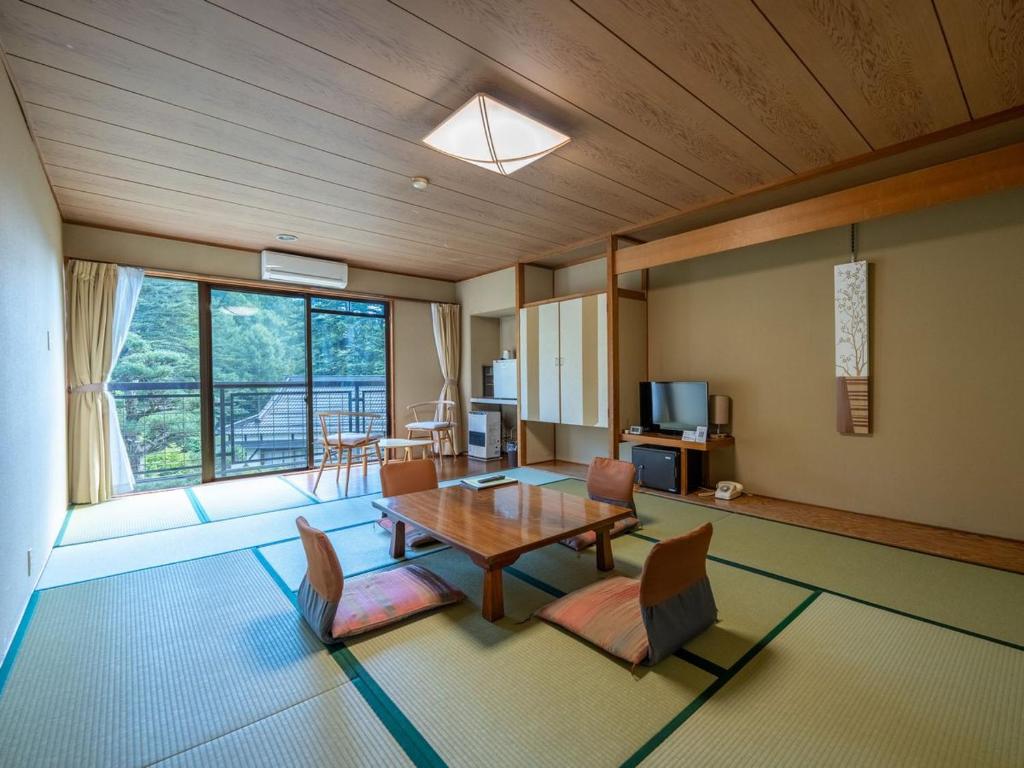 Hishino Onsen Tokiwakan Tatami Room