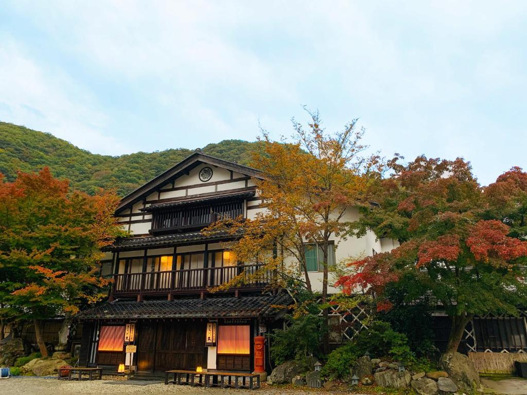 Honke Bankyu Ryokan Exterior Autumn