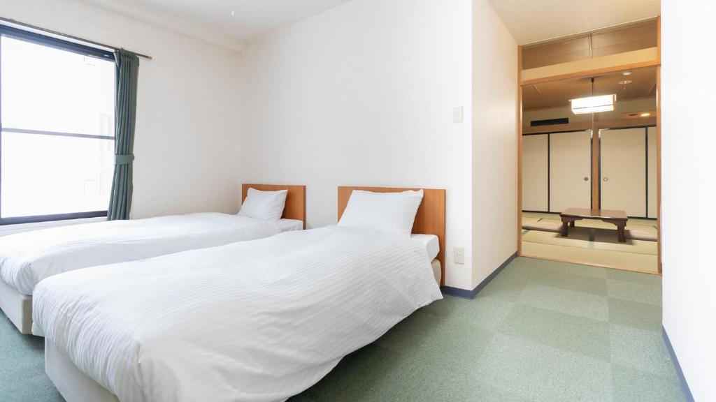 Hotel And Onsen 2307 Shiga Kogen Twin Room Tatami Area