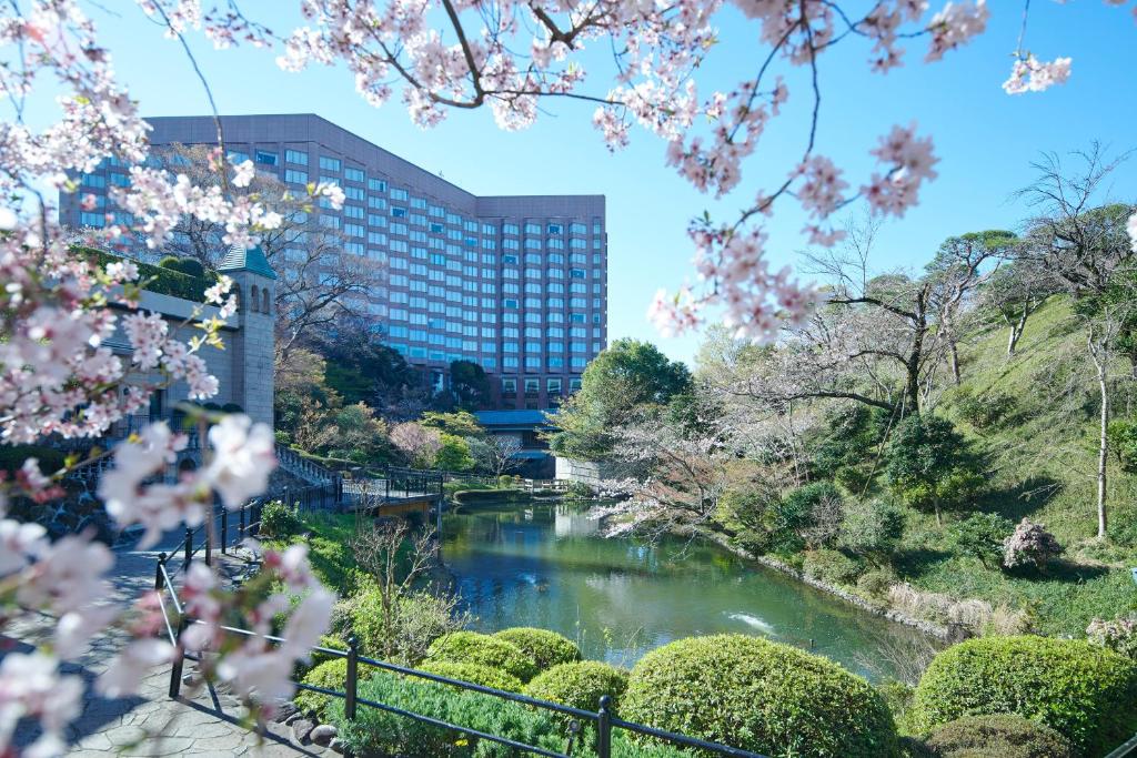 Hotel Chinzanso Tokyo Garden Pond Cherry Blossoms