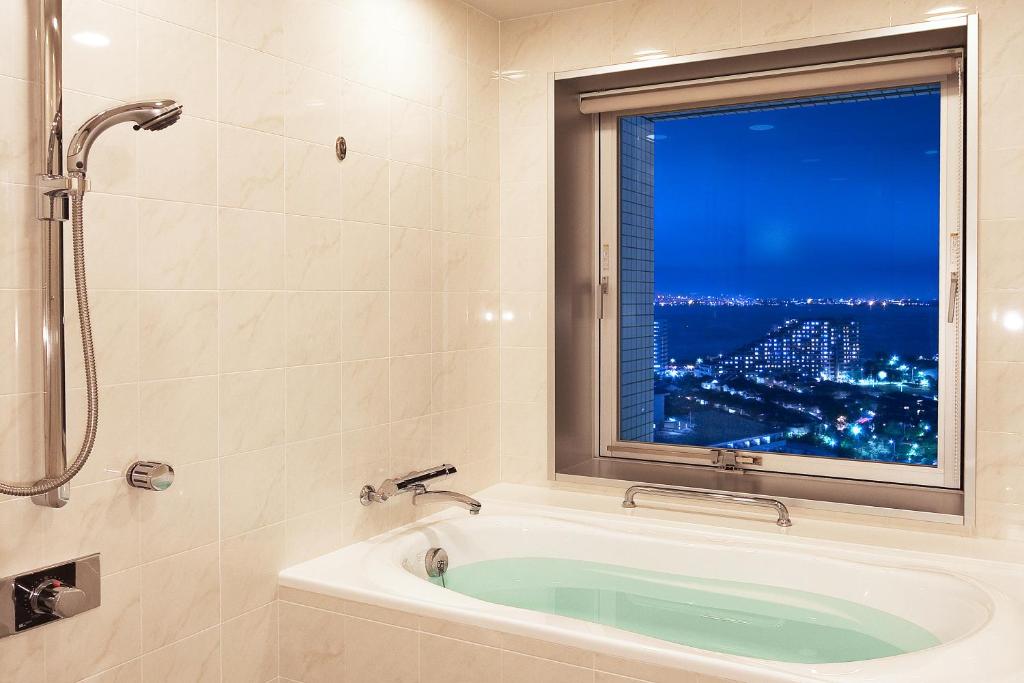 Hotel Emion Tokyo Bay Bathroom View