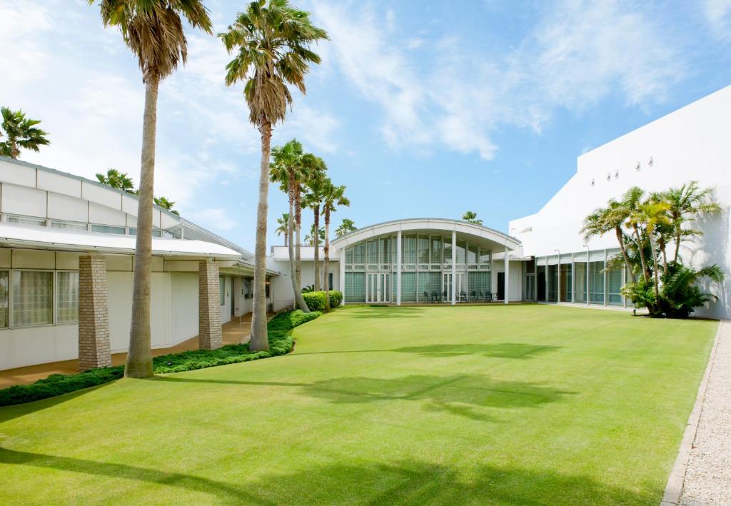 Hotel Emion Tokyo Bay Courtyard Lawn