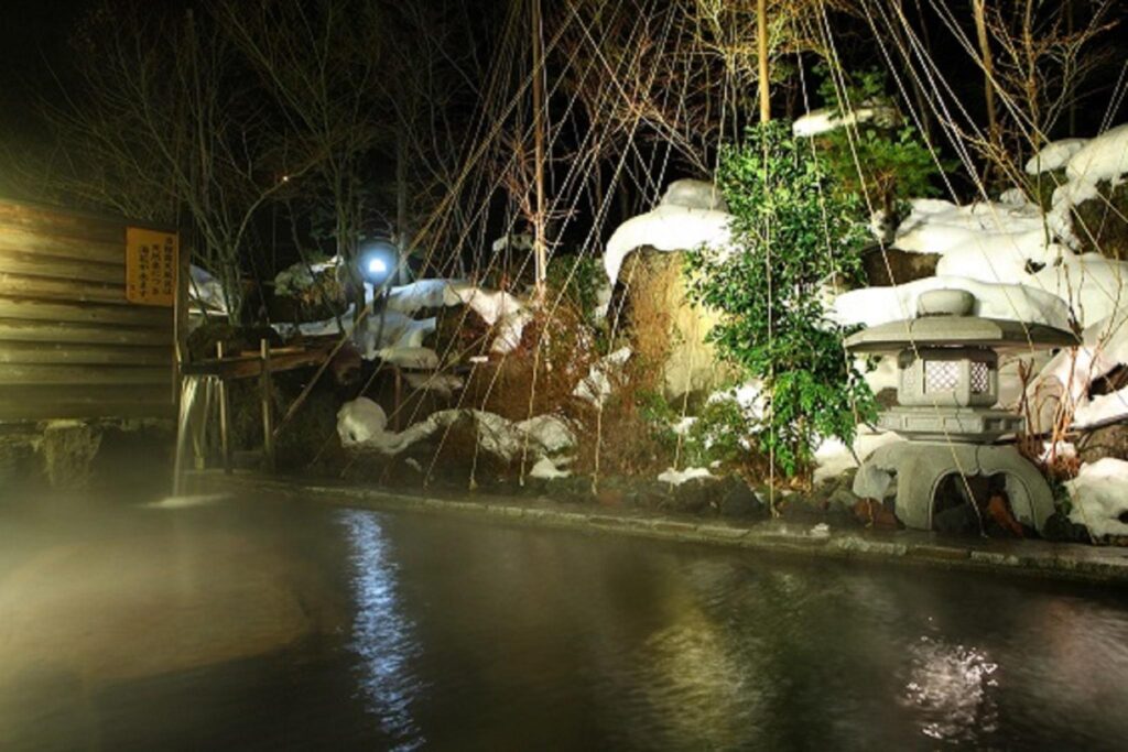 Hotel Housei Open Air Public Onsen Bath in the winter