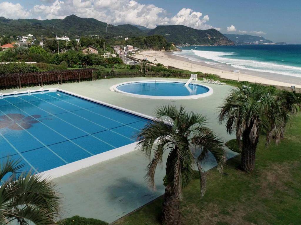 Hotel Izukyu Beachfront Pool