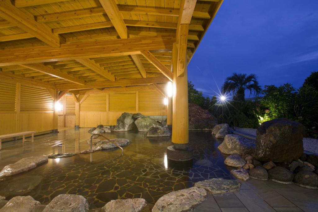 Hotel Izukyu Open Air Onsen