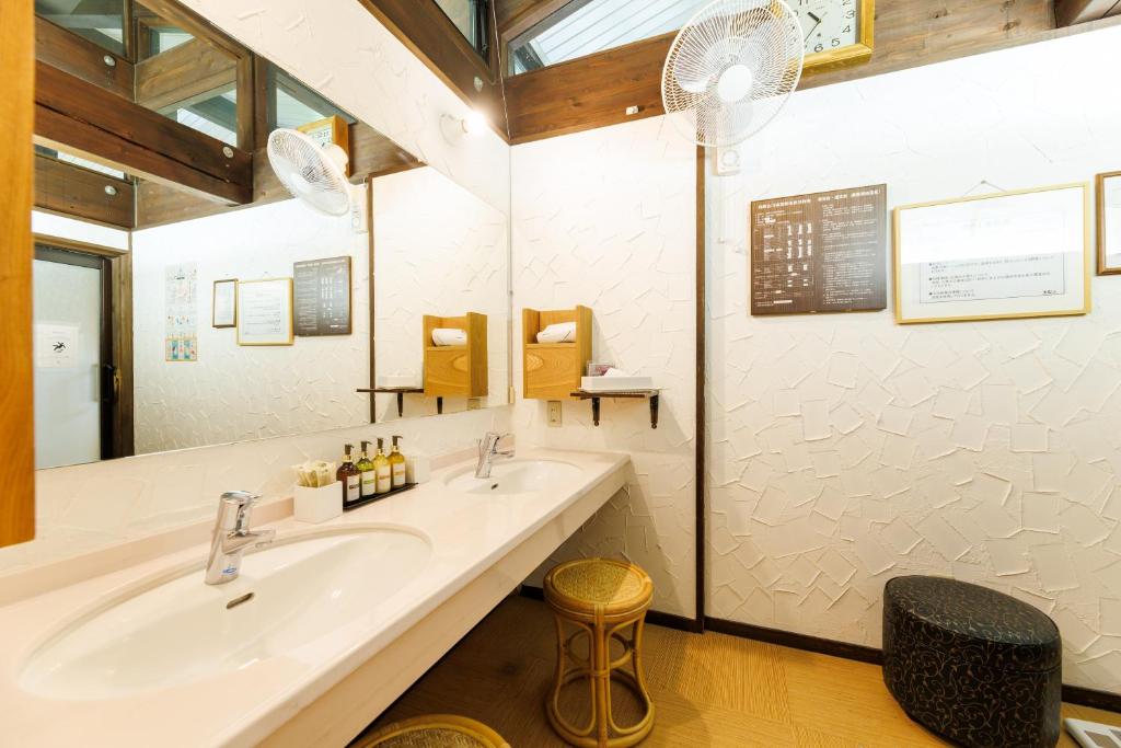 Hotel Kikori Shared Washroom