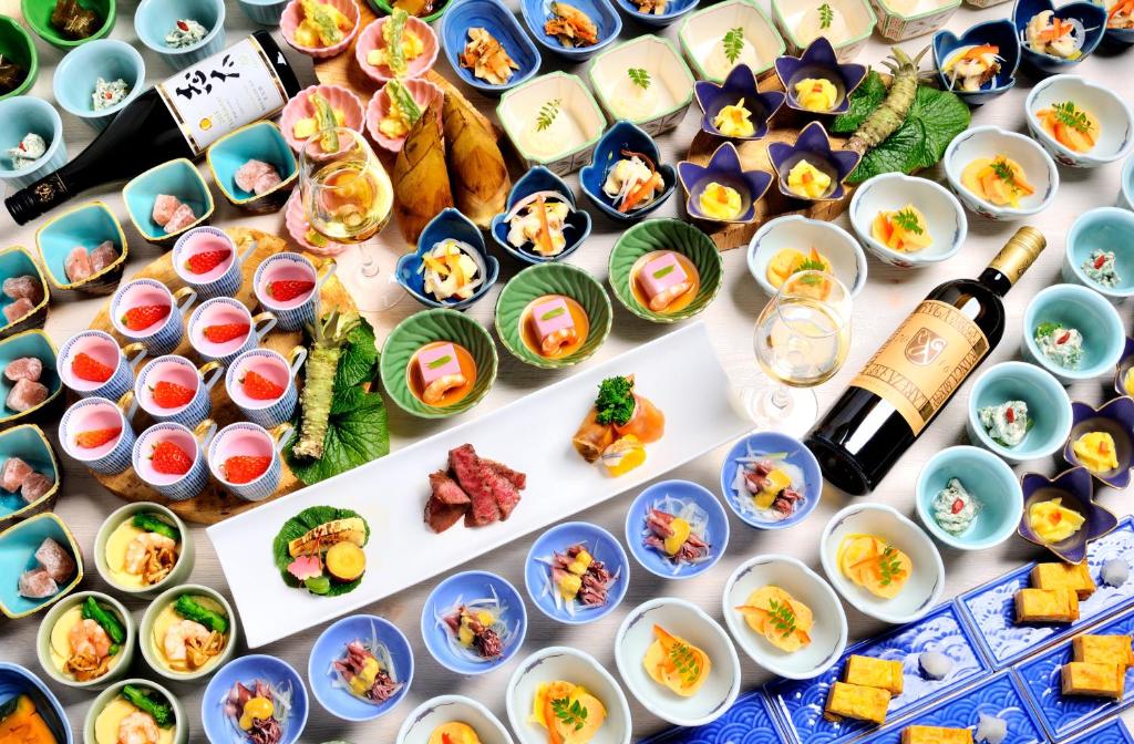 Hotel Laforet Shuzenji Kaiseki Dining Spread