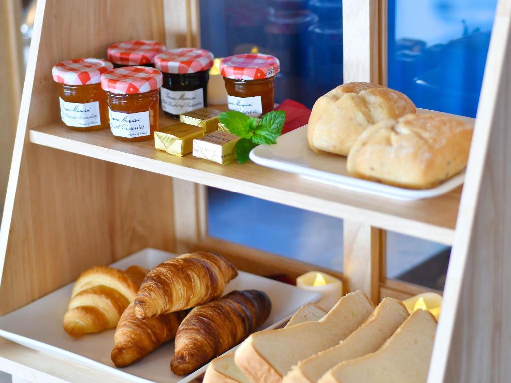 Hotel Mujuan Breakfast Bread Jam