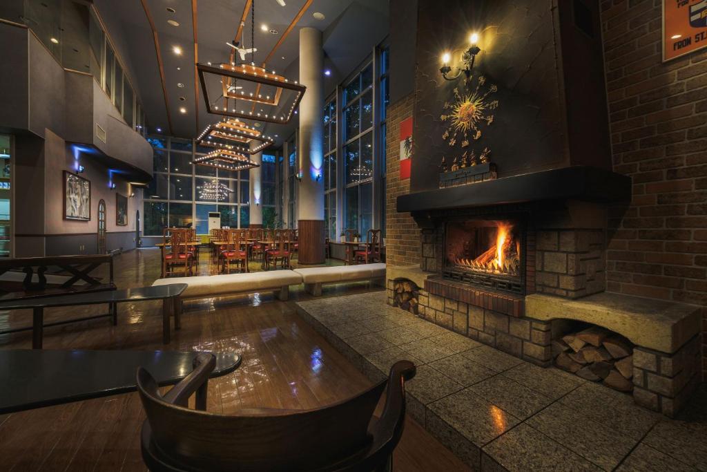 Hotel Oak Hill Lobby Fireplace